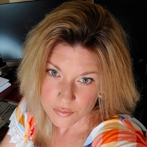 Meet your Posher, Brooke - Picture 1 of 1